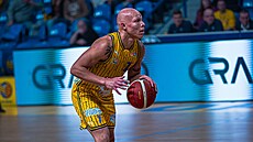Isaiah Gray z Opavy b�hem utkání s D��ínem.