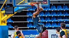 Ahmad Rand z D��ína sme�uje v zápase s Opavou.