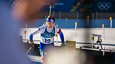 Tereza Voborníková opou�tí st�elnici b�hem stíhacího závodu na ZOH 2026.