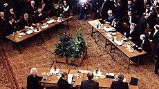 Polská delegace (vlevo), ma�arská delegace (vpravo) a �eskoslovenská delegace...