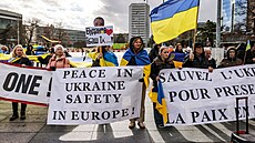 Chceme mír. Demonstranti s ukrajinskými vlajkami p�ed místem sch�zky...