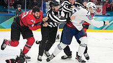 Rozhod�í rozd�luje Toma Wilsona z Kanady (vlevo) a Pierra Crinona z Francie v...