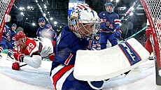 Americký branká� Jeremy Swayman se otá�í za pukem v brance v utkání s Dánskem.