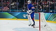 Americký branká� Jeremy Swayman ská�e v utkání s Dánskem.