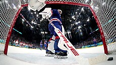 Americký branká� Jeremy Swayman loví puk z brány v utkání s Dánskem.