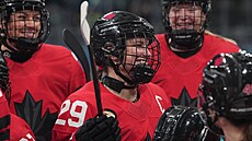 Kanadská kapitánka Marie-Philip Poulinová p�i rozbruslení p�ed utkáním s...