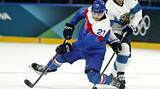 Slovenský forvard Adam Ru�i�ka se pokou�í odehrát puk v duelu s Finskem.