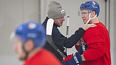 Kou� Radim Rulík promlouvá k Ond�eji Palátovi na tréninku �eských hokejist�.