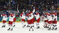 �e�tí hokejisté zdraví fanou�ky po výh�e proti Francii.