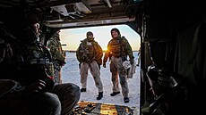 Eston�tí vojáci se ú�astní cvi�ení s britskou armádou u m�sta Tapa na severu...