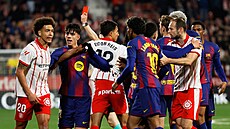 Mela mezi fotbalisty Girony a Barcelony po �ervené kart� pro domácího Joela...