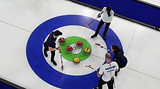 Momentka z utkání curlingových smí�ených dvojic, kde se mezi Velkou Británií a...