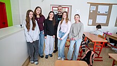 �ákyn� hole�ovské 1. základní �koly a asistent Miroslav Dvo�ák se zapojili do...