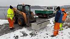 Okolí jezera Most prochází prom�nou, m�sto sem instaluje nové lavi�ky....