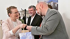 Na snímku p�ijímají místostarostové m�sta Ji�í Adámek (vpravo) s Petrem Pana�em...