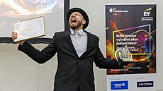 Vít�z krajského kola sout�e EY Podnikatel roku 2025 Tomá� �ech se svou trofejí.