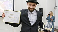 Vít�z krajského kola sout�e EY Podnikatel roku 2025 Tomá� �ech se svou trofejí.