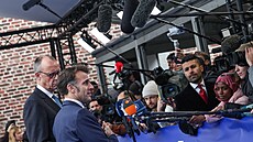 Francouzský prezident Emmanuel Macron (vlevo) a n�mecký kanclé� Friedrich Merz...