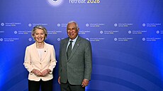 P�edseda Evropské rady António Costa (vpravo) pózuje s p�edsedkyní Evropské...