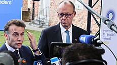 Francouzský prezident Emmanuel Macron (vlevo) a n�mecký kanclé� Friedrich Merz...