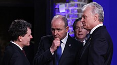 Zleva: rumunský prezident Nicusor Dan, irský premiér Michael Martin a litevský...