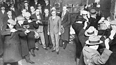 Dva samopaly, dv� brokovnice. Sedm rozst�ílených t�l u zdi. �ty�i a� �est...