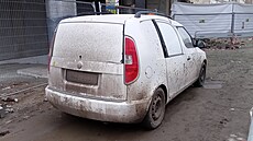 Auto parkující na stavb�. P�i p�ípadné silni�ní kontrole by nemusela být...