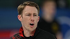 Kanadský curler Marc Kennedy b�hem zápasu se �védskem.