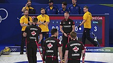 Momentka z curlingového zápasu mezi �védskem a Kanadou.