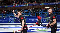 Kanadský curler Kennedy (vlevo) se raduje z vít�zství proti �védsku.