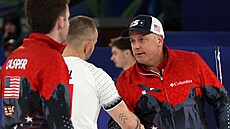 Americký curler Ruohonen se zdraví se �výcarským soupe�em.