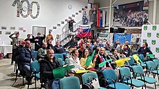 Obec Boleráz sleduje po�ínání svého olympionika Hagary v hasi�ské zbrojnici....