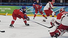 David Kämpf se sna�í ohrozit dánskou bránu.