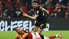 Andrea Cambiaso z Juventusu (v �erném) se probíjí p�es obranu Galatasaraye.