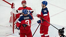 Gudas a Chlapík v rozep�i s dánským obráncem Bruggisserem.