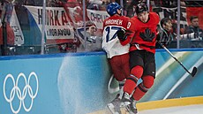 �eský obránce Hronek v zápase s Kanadou.
