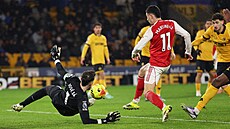 Úto�ník Arsenalu Martinell nep�ekonal branká�e Wolvers Josého Sá.