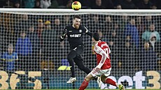 Branká� Wolves José Sá v�as vybíhá na mí� za obranu.