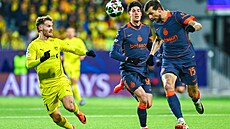 Obránce Interu Acerbi zakládá úto�nou akci proti Bodö/Glimt.