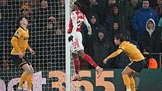 Ladislav Krej�í (vlevo) v akci proti Arsenalu.