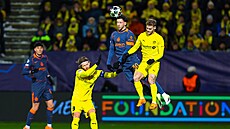 Carlos Augusto z Interu Milán (uprost�ed) v hlavi�kovém souboji s hrá�i...