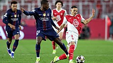 Mendes z PSG (vlevo) svádí souboj s Vandersonem z Monaka.