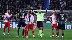 Penalta. Hlavní rozhod�í pro konzultaci s VARem na�ídl pokutový kop pro...