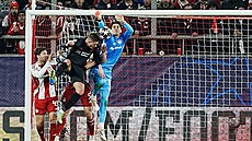 �eský úto�ník ve slu�bách Leverkusenu Patrik Schick (v �erném) se sna�í...