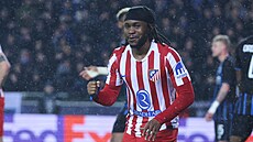 Lookman z Atlétika Madrid slaví gól proti Bruggám.