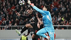 Patrik Schick b�hem zápasu Ligy mistr� Leverkusenu s Olympiakosem.