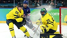 �védský braká� Jacob Markstrom vyrá�í kotou� v olympijském �tvrtfinále proti...