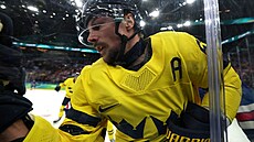 Momentka z �tvrtfinálového zápasu ZOH 2026 mezi �védskem a USA.