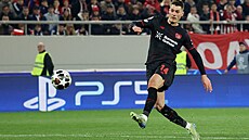 Patrik Schick z Leverkusenu st�ílí gól ve vy�azovací fázi Ligy mistr� proti...