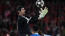 Branká� Realu Courtois v akci v zápase Ligy mistr�.